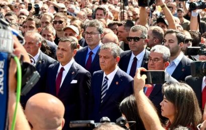 CHP’nin 102. Kuruluş Yıldönümü Taksim’de Coşkuyla Kutlandı