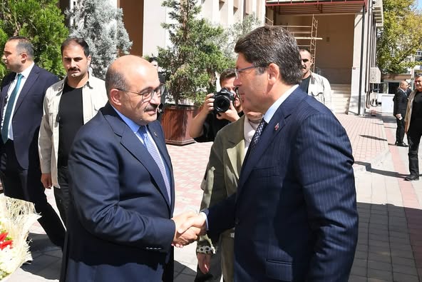 Adalet Bakanı Yılmaz Tunç, Balıkesir Valisi İsmail Ustaoğlu’nu Ziyaret Etti