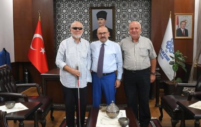 Balıkesir Valisi Ustaoğlu, Görme Engelli Hafız Kamil Turan’ı Ağırladı