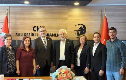 CHP’de Ziyaret: Eski Milletvekili Mehmet Tüm, Balıkesir İl Başkanlığı’nı Ziyaret Etti