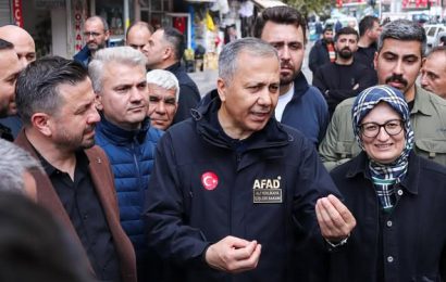 İçişleri Bakanı Yerlikaya, Depremden Etkilenen Sındırgı’da İncelemelerde Bulundu