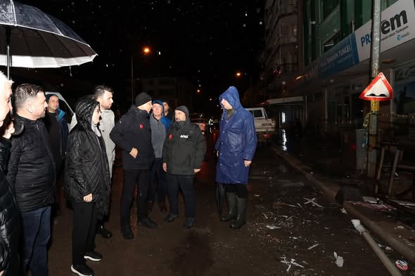 Balıkesir’de Meydana Gelen Deprem Sonrası Bakan ve Vali Bölgede İnceleme Yaptı