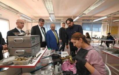 Balıkesir Valisi Ustaoğlu, Ayvalık’taki Gözlük Fabrikasında İncelemelerde Bulundu Balıkesir Valisi Ustaoğlu, Ayvalık’taki Gözlük Fabrikasında İncelemelerde Bulundu