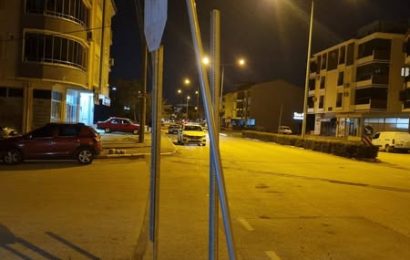 Balıkesir’de Tehlike Saçan Tabelalar Vatandaşı Tedirgin Ediyor