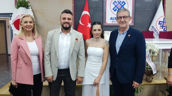 CHP’li Ahmet Akın, Gökhan Bayar ve Hilal Muslu’nun Nikah Şahitliğini Yaptı
