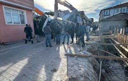 Gönen’de Beton Mikseri Yan Yattı: Hızlı Müdahaleyle Kaza Önlendi