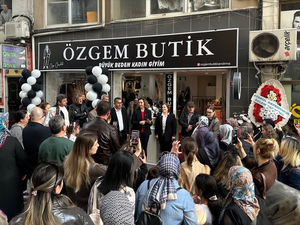 Bandırma’da Yeni Moda Durağı: Özgem Butik Açıldı