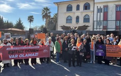 Balıkesir’de Kadına Şiddetle Mücadele İçin Cumhuriyet Meydanı’nda Basın Açıklaması