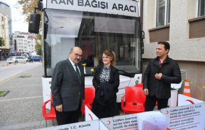 Balıkesir Valisi Kızılay Mobil Kan Bağış Aracını Ziyaret Etti