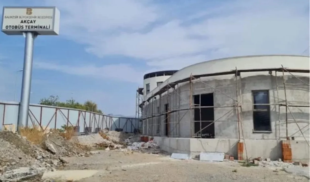 Akçay Terminali yanında yapılan ve kamuoyuna “mal alımı” olarak anlatılmaya çalışılan yapı ile ilgili yapılan akla ziyan açıklamalar, gerçekleri örtbas etmeye yönelik bir çabadır.